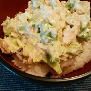 アボカドとシーチキンマヨネーズ丼